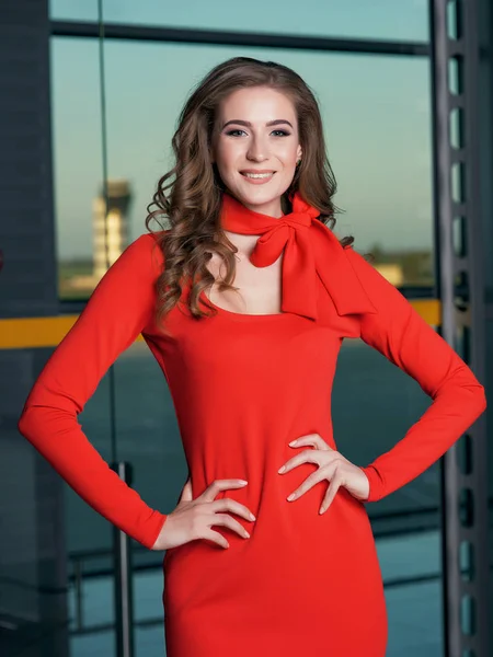 Wanita Muda Cantik Mengenakan Gaun Merah Berpose Adegan Bandara — Stok Foto