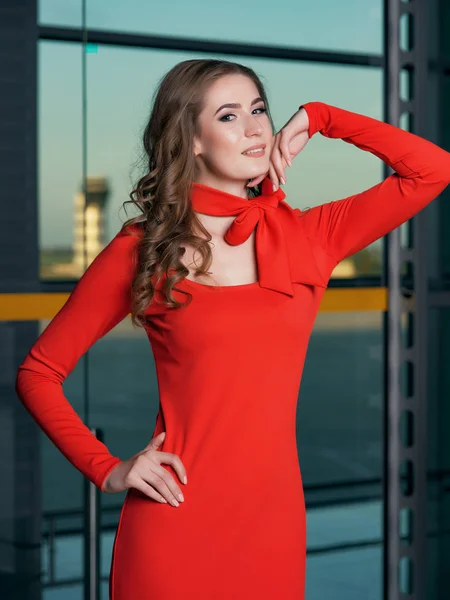 Joven Hermosa Mujer Usando Vestido Rojo Posando Escena Del Aeropuerto —  Fotos de Stock