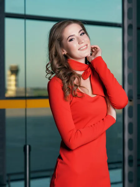 Młoda Kobieta Piękna Czerwonej Sukience Pozowanie Scenie Lotnisko — Zdjęcie stockowe