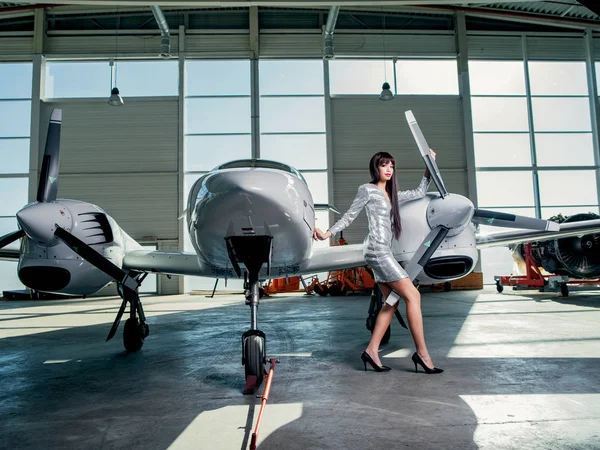 Jovem Morena Vestido Prata Posando Por Pequenas Aeronaves — Fotografia de Stock