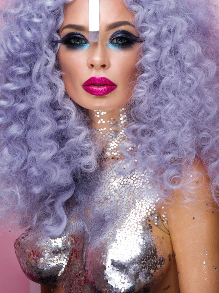 Portrait Femme Avec Maquillage Créatif Cheveux Violets Paillettes Art Corporel — Photo