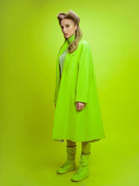 Modèle Avec Coiffure Créative Vêtements Verts Studio — Photo