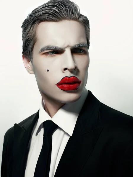 Porträt Eines Männlichen Models Mit Weißem Gesicht Und Roten Lippen — Stockfoto