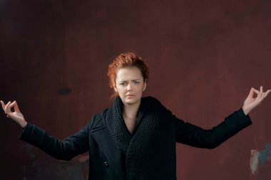 kızgın yüz ve meditasyon el hareketi ile stüdyoda poz genç Kızıl saçlı kadın