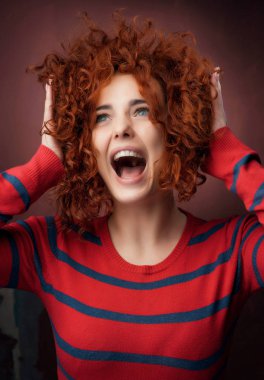 stüdyoda, poz genç Kızıl saçlı kadın ifade çığlığı
