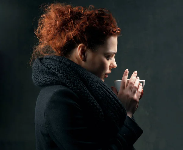 Jeune Rousse Femme Posant Studio Avec Tasse Boisson — Photo