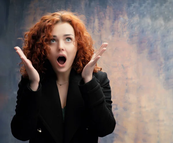 Young Redhead Woman Posing Studio Screaming Open Hands — Stock Photo, Image