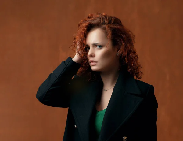 Stüdyoda Poz Saç Holding Kameraya Bakarak Genç Kızıl Saçlı Kadın — Stok fotoğraf
