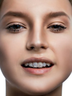 Genç model rhinestones diş ile kadeh yukarıya kapatmak