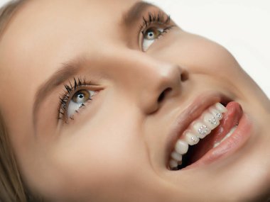 Genç model rhinestones diş ile kadeh yukarıya kapatmak