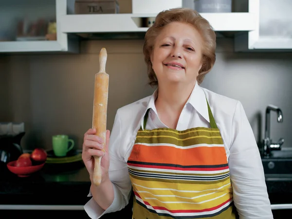 Senior Woman Holding Rolling Pin Looking Camera — Stock Photo, Image