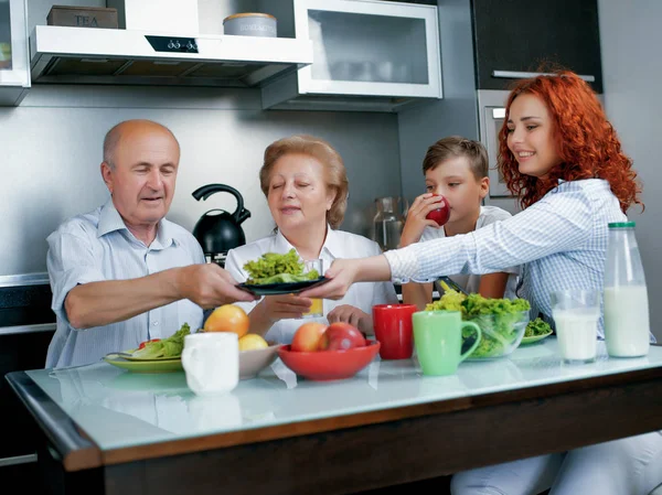 Família Feliz Sentado Mesa Com Café Manhã Saudável — Fotografia de Stock