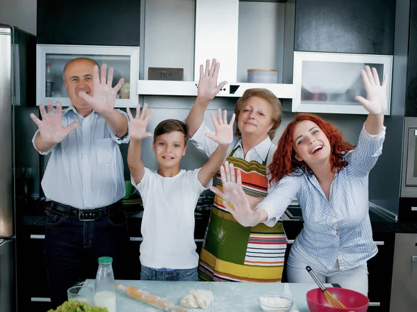 Ευτυχισμένη Οικογένεια Δείχνει Χέρια Στο Αλεύρι Στην Κουζίνα — Φωτογραφία Αρχείου