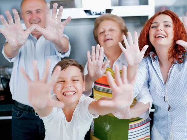 Família Feliz Mostrando Mãos Farinha Cozinha — Fotografia de Stock