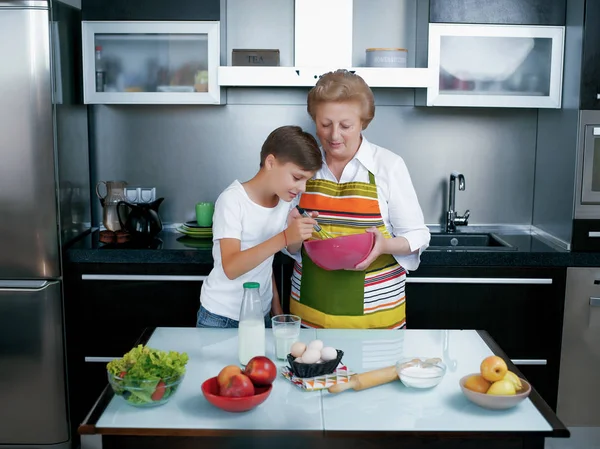 Chlapec Babičkou Vaření Kuchyňské Lince — Stock fotografie