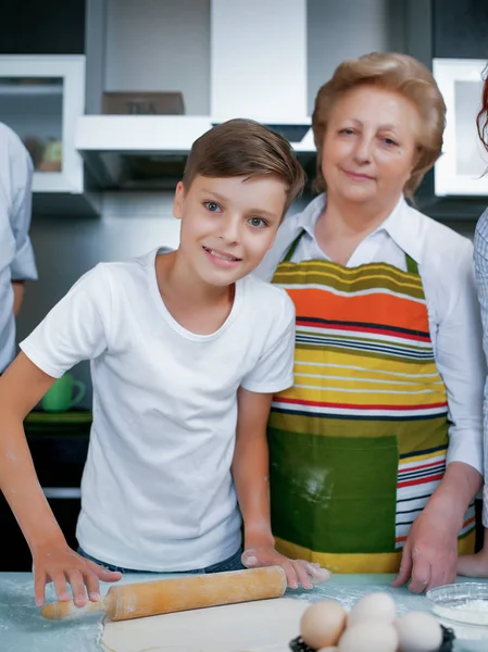 Chlapec Babičkou Kolejových Těsto Kuchyni — Stock fotografie