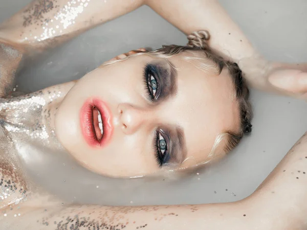 Young Model Silver Body Art Posing Water — Stock Photo, Image