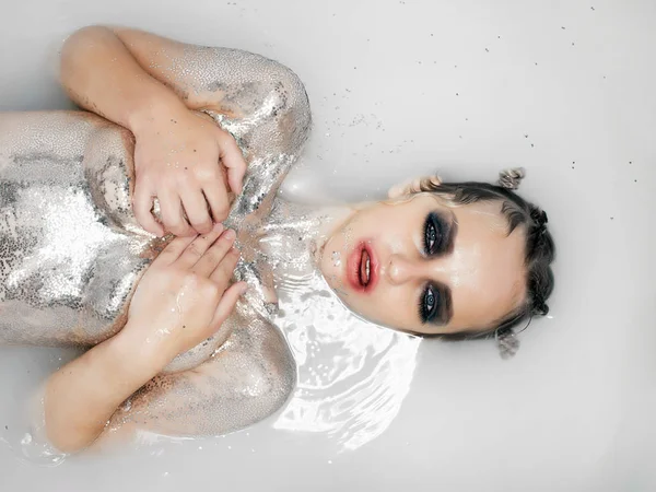 Jonge Model Met Zilver Lichaam Kunst Poseren Water — Stockfoto