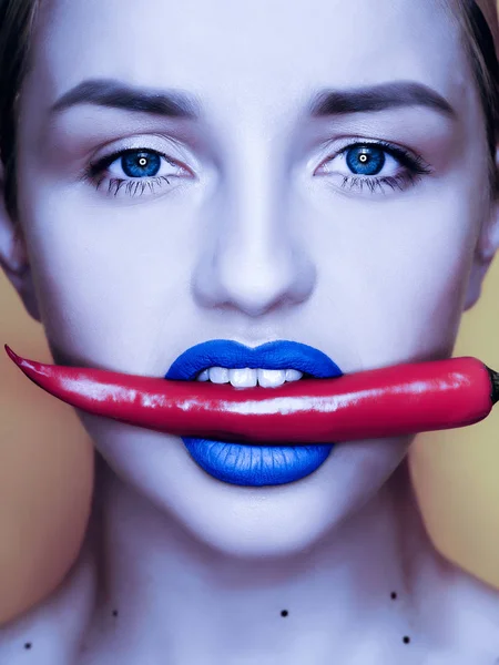 Portret Van Model Met Rode Chilipeper Mond — Stockfoto