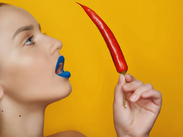 Jovem Modelo Vestindo Batom Azul Posando Com Pimenta Vermelha Estúdio — Fotografia de Stock