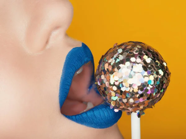 Vrouwelijke Mond Met Blauwe Lippenstift Zilver Glitter Lollipop — Stockfoto