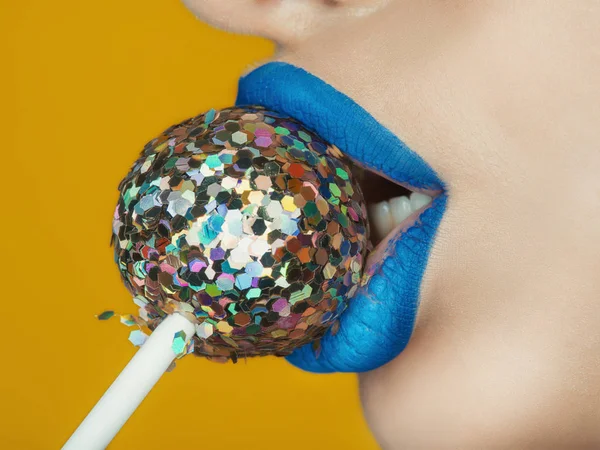 Vrouwelijke Mond Met Blauwe Lippenstift Zilver Glitter Lollipop — Stockfoto