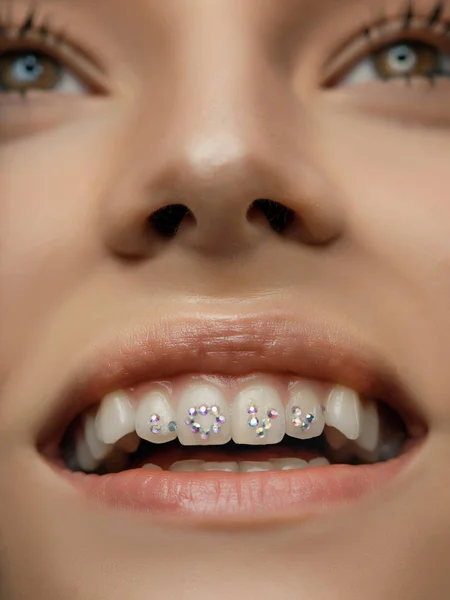 Bliska Strzał Młodych Modelu Dżetów Zęby — Zdjęcie stockowe