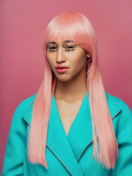 ピンクの髪とアート メイクとモデルの肖像 — ストック写真
