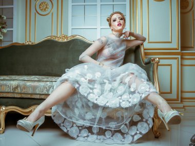 yaratıcı makyaj kanepeye poz elbise şeffaf ile model