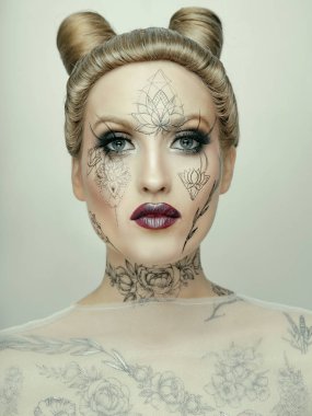 Yüzündeki geçici dövme modeliyle portresi kapatın