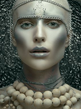 yaratıcı makyaj ve aksesuarları ile genç kel modeli portresi