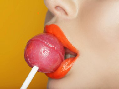 lolipop modeliyle kadeh dudaklar tarafından kırpılmış