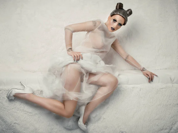 Модель Творческим Макияжем Позируя Прозрачном Платье Белом Фоне — стоковое фото