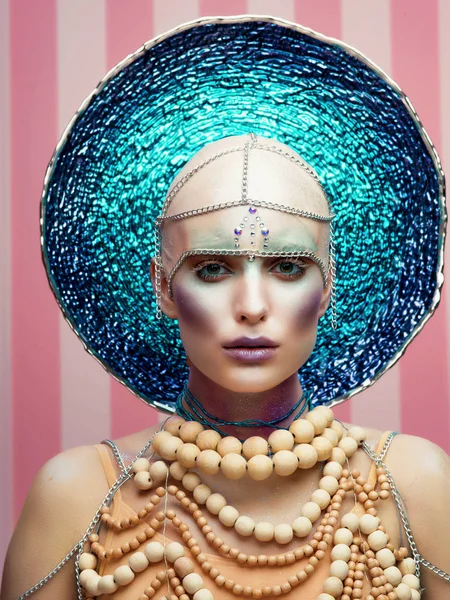 Potret Model Botak Muda Dengan Riasan Kreatif Dan Aksesoris — Stok Foto