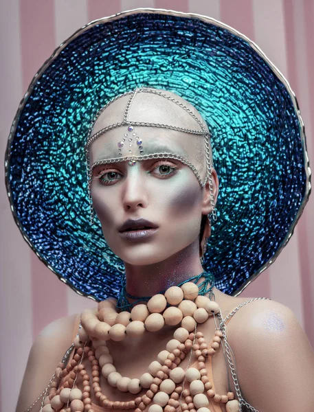 Retrato Jovem Careca Modelo Com Maquiagem Criativa Acessórios — Fotografia de Stock