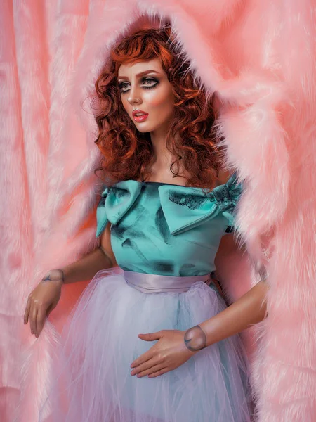 Model Panenkou Make Těla Umění Růžovou Kožešinou Pozadí — Stock fotografie