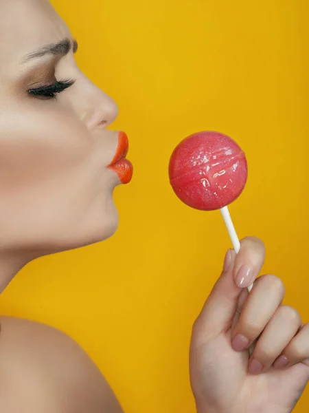 Model Bedrijf Lollipop Door Lippen Gele Achtergrond — Stockfoto