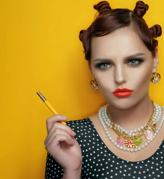 Portrait Studio Modèle Avec Rouge Lèvres Orange Cigarette Main — Photo