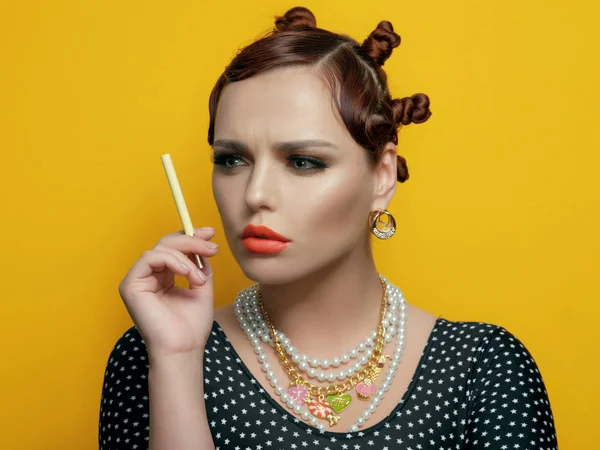 Retrato Estúdio Modelo Com Batom Laranja Cigarro Mão — Fotografia de Stock