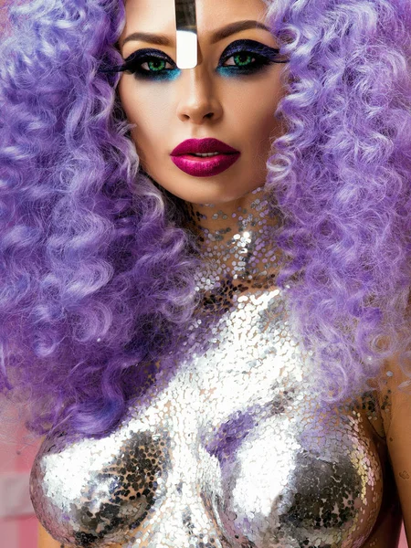 Retrato Mulher Com Maquiagem Criativa Cabelo Roxo Glitter Body Art — Fotografia de Stock