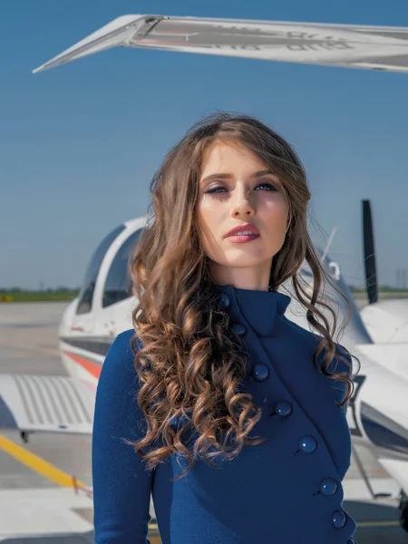 Atrakcyjna Kobieta Niebieskiej Sukience Pozująca Pobliżu Samolotu — Zdjęcie stockowe