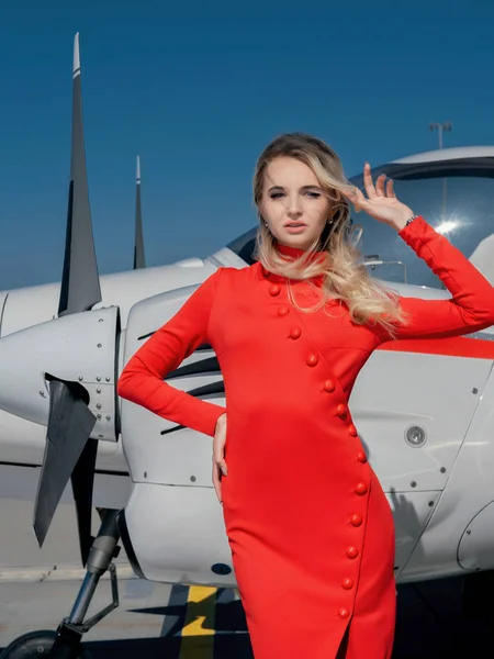 Model Dragen Rode Jurk Poseren Door Vliegtuigen Zonlicht — Stockfoto