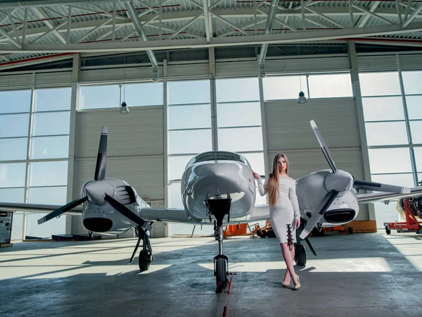 Jovem Mulher Vestido Branco Posando Perto Avião — Fotografia de Stock