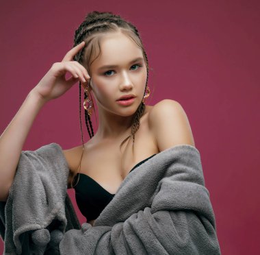 stüdyoda poz örgülü saçlı Genç modeli