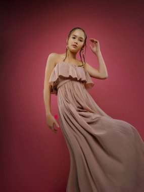 güzel genç model giyen elbise studio poz