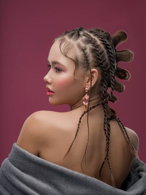 stüdyoda poz örgülü saçlı Genç modeli