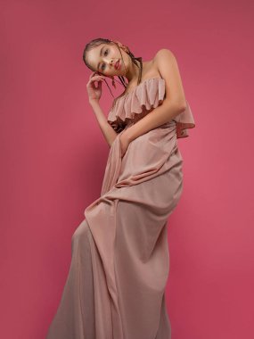 güzel genç model giyen elbise studio poz