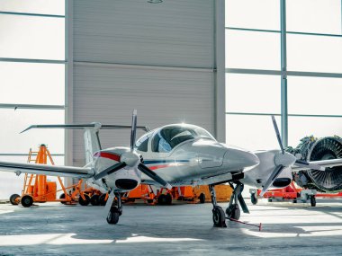 Küçük uçakla havaalanı sahnesi