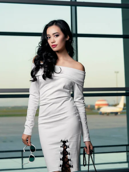 Young Brunette Model Posing Sunglasses Hand Airport — Stock Photo, Image