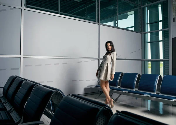 Mooie Brunette Vrouw Poseren Door Wachten Zetels Luchthaven — Stockfoto
